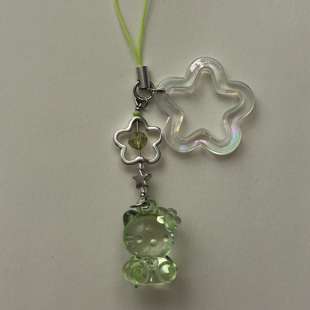 ☆Hello Kitty Charm☆ - Picture 3 of 6